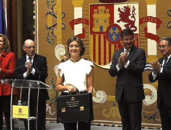 Isabel García Tejerina con su nueva cartera ministerial